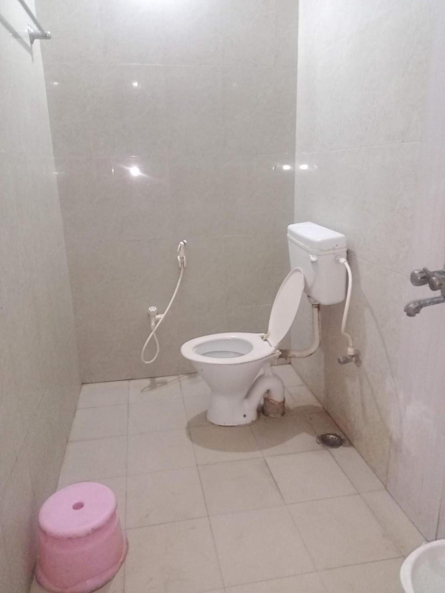 Hotel D2 Holiday Inn -Near Niladri Sea Beach - Puri - Official Verified מראה חיצוני תמונה