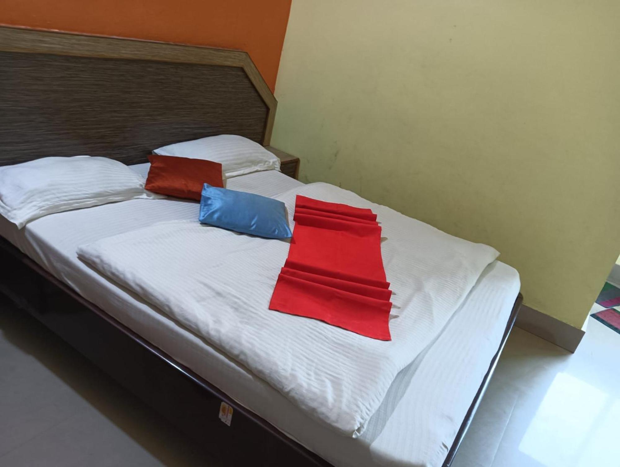 Hotel D2 Holiday Inn -Near Niladri Sea Beach - Puri - Official Verified מראה חיצוני תמונה