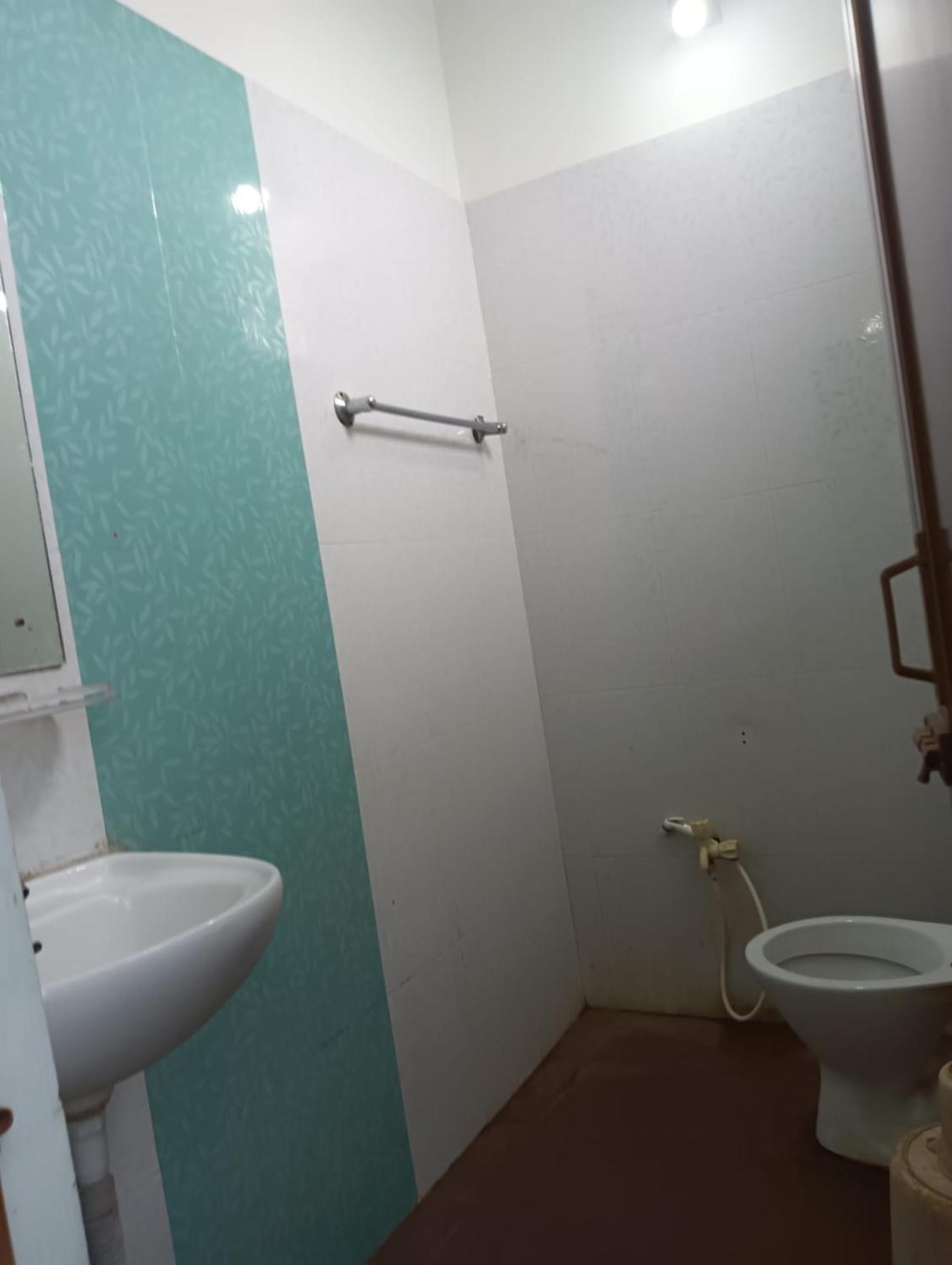 Hotel D2 Holiday Inn -Near Niladri Sea Beach - Puri - Official Verified מראה חיצוני תמונה